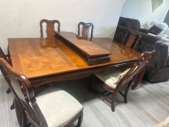 Kitchen Table and 6 chairs very good condition