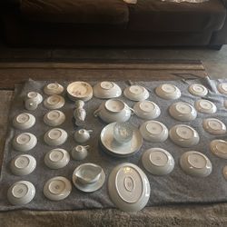 Frank Lloyd Wright Imperial fine china, manufactured by Noritake and retailed by Tiffany & Co.  70 peace.