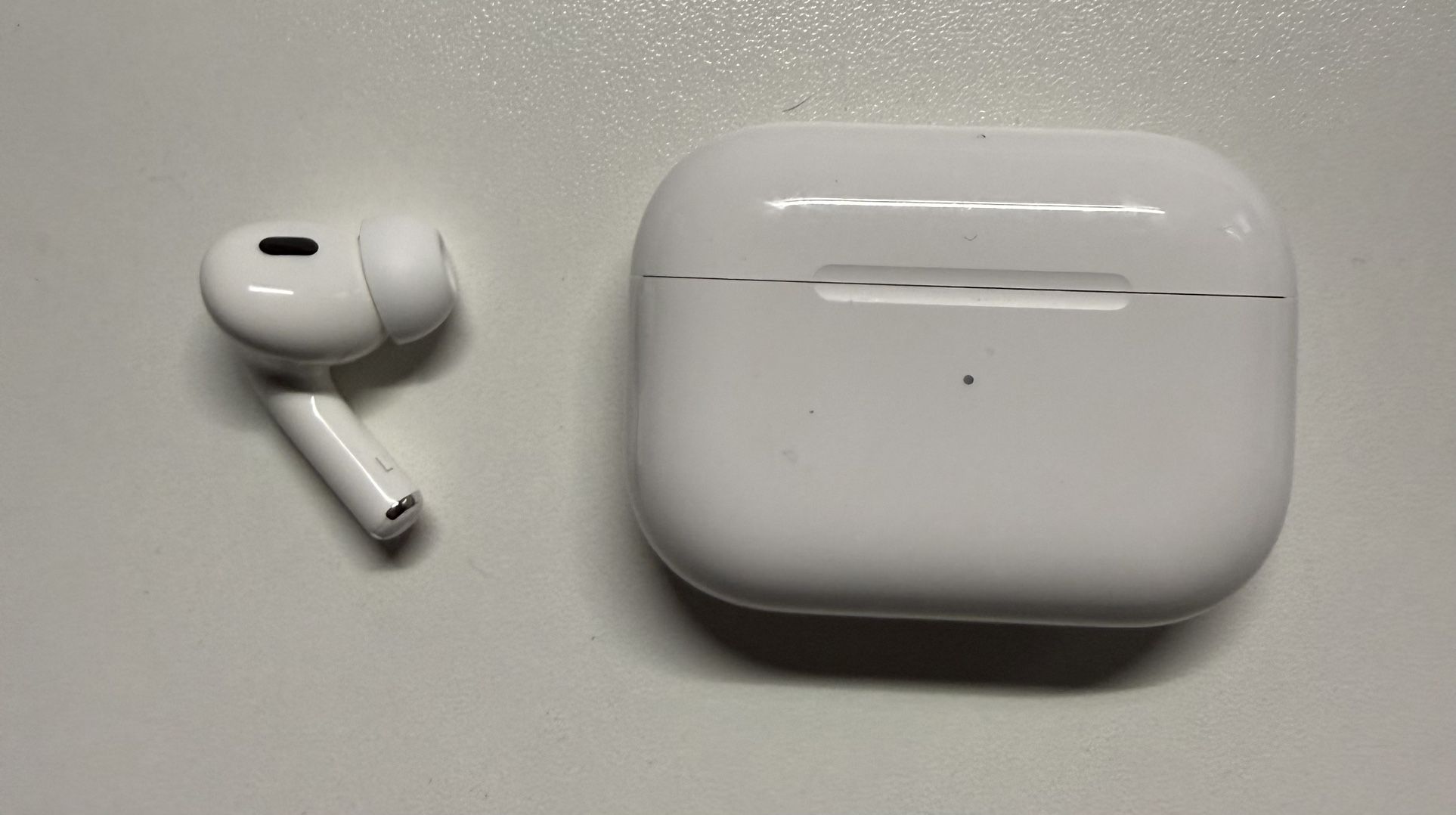 AirPods Pro 2 USB C Case A2968 + Left AirPod Pro 2 A3048 Working Used