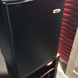 Mini Refrigerador/ Mini Refrigerator Good Condition/ 