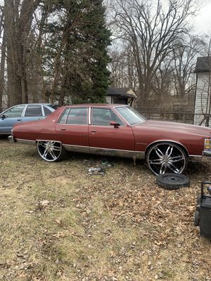 Photo 1979 Pontiac Bonneville on 28s can runs WELL only issue is tires rub a little need to be raise higher if I lift it I’m keeping it