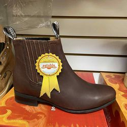 Botín charro de piel con suela de hule