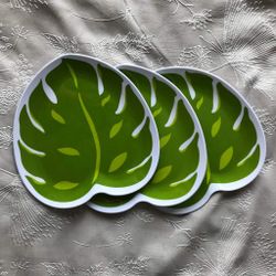Set of 3 Plastic 9" Plates Monstera Leaf Print