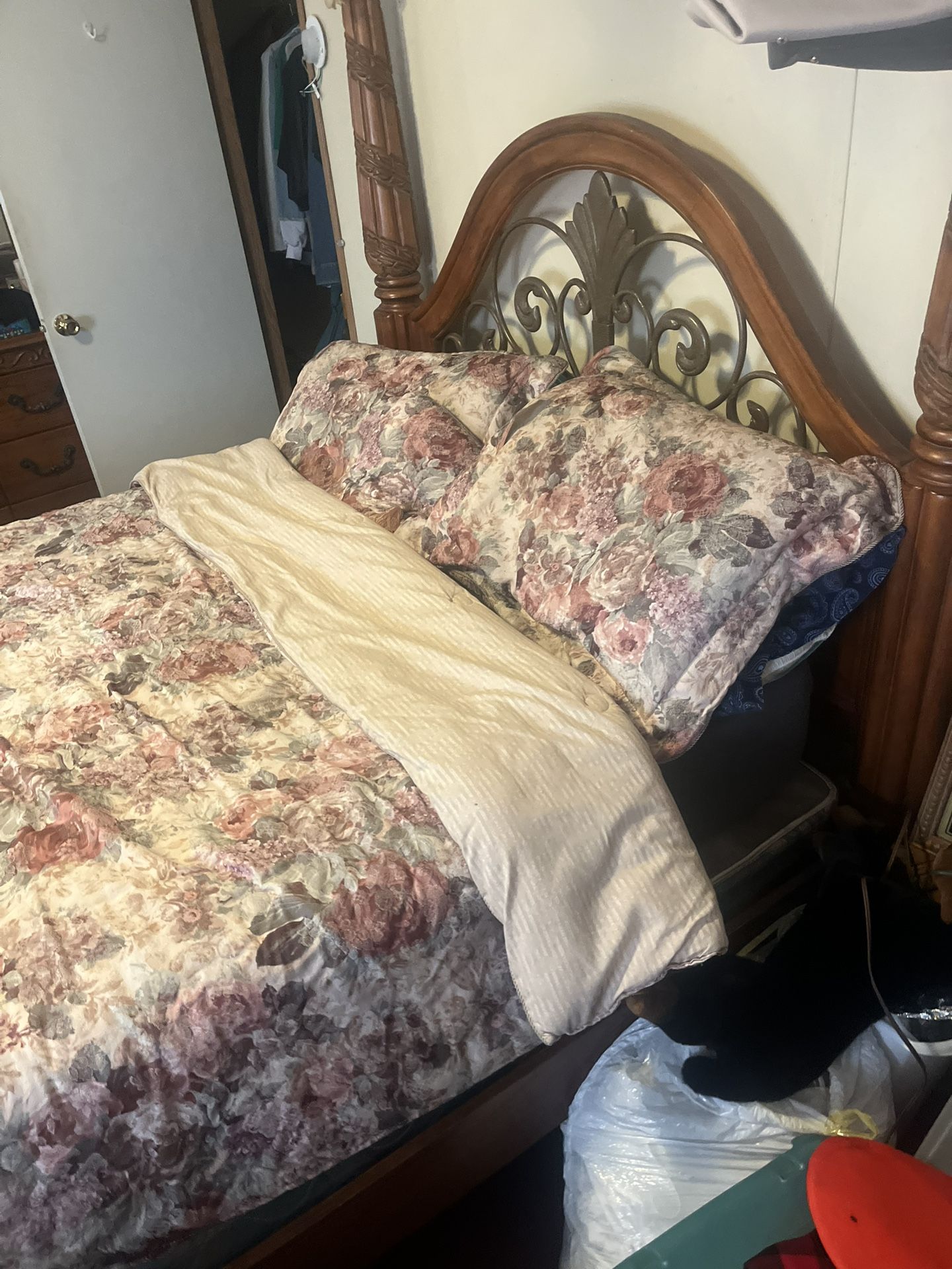 Bedroom Set . Queen Size. Very Sturdy .