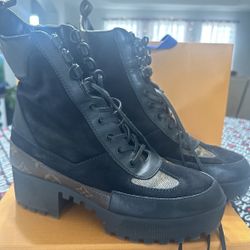 Louis Vuitton boots authentic 9.5 (40)