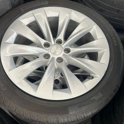 Tesla Model X 21 Inch Staggered. $800