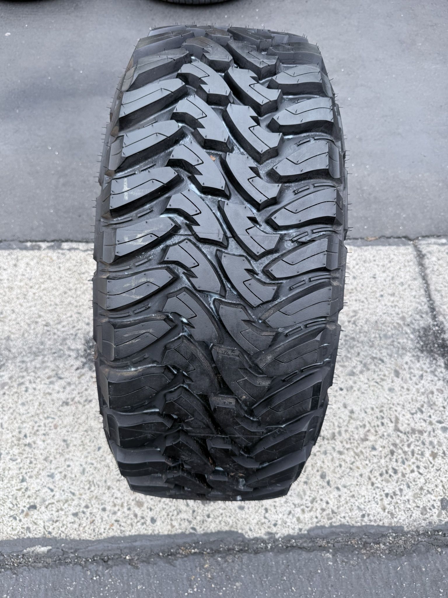(1) 35x12.50R18 Toyo M/T