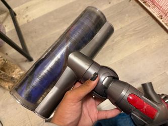 This is a Dyson V8 cordless vacuum. It works normally. Original charger is NOT included.