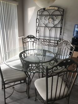 Beautiful round glass breakfast table with (4) chairs