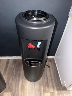 Hot and cold water dispenser