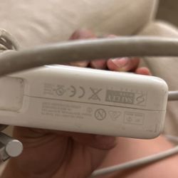 MAC BOOK CHARGER