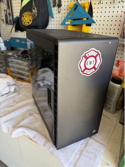 Gaming PC with 2 monitors, keyboard, mouse, mousepad