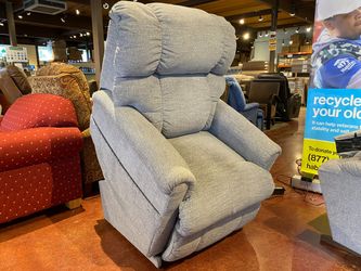 LA-Z-BOY Pinnacle Platinum Power Lift Recliner with Power Headrest and Lumbar