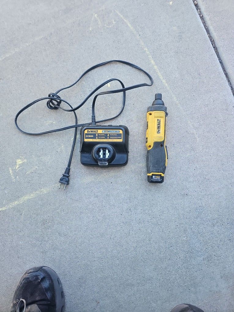 Dewalt Power Screw Driver With Batery And Charger