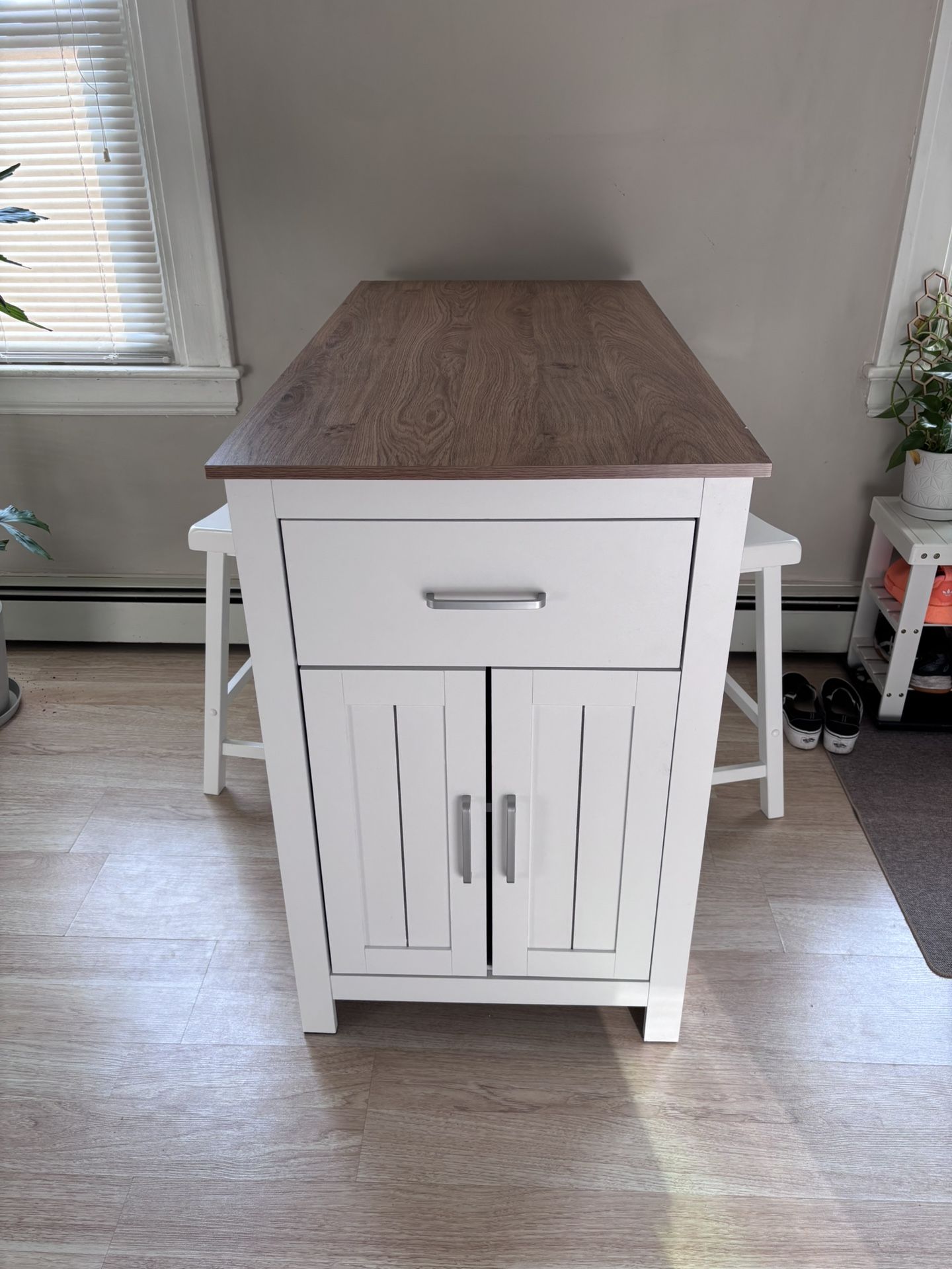 Kitchen Island with stools