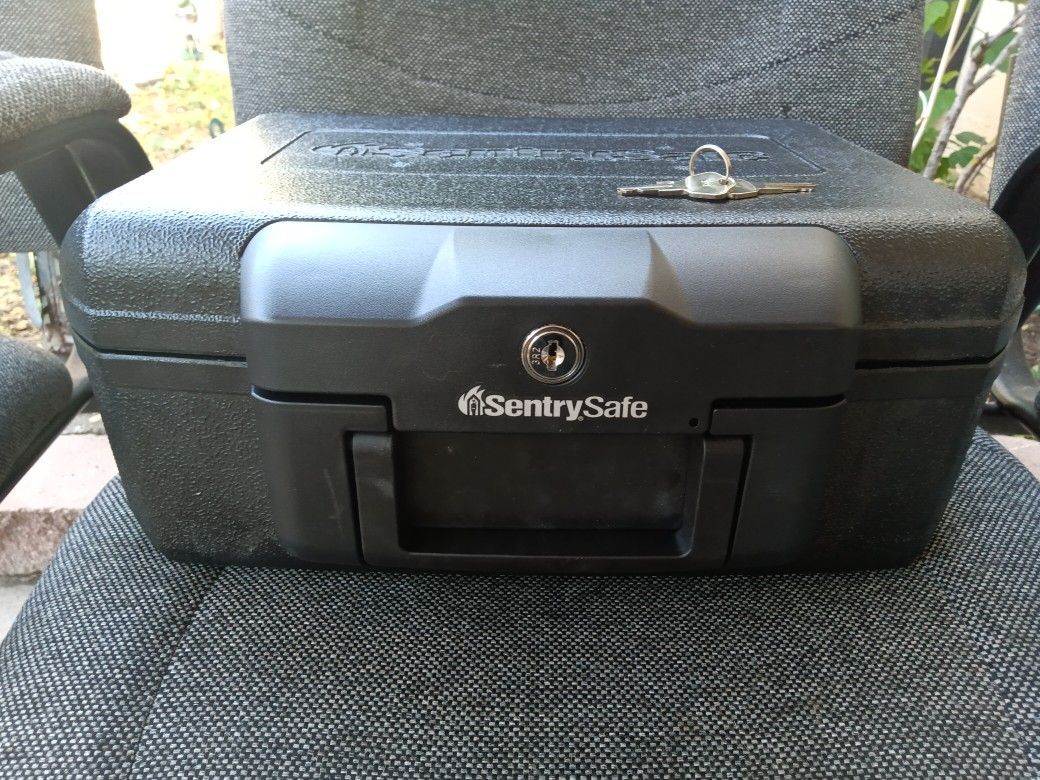 Safe 🔐 With Keys $25