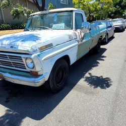 ES UNA  FORD  F 150 ES PROJECTO NO TIENE  PLACAS  NOMAS SON 250  LA PUERTA DE LA CAJUELA NO LA TIENE TANBIEN  TIENE UN GOPE DEL LADO DEL PASAJERO ATRA