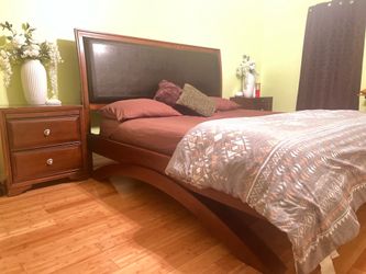 Belcourt Cherry 5 Pc Queen Platform Bedroom