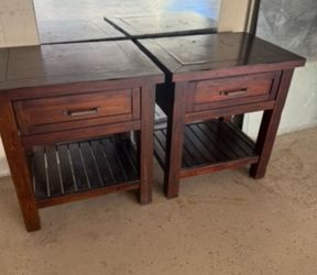 Set of 2 side tables