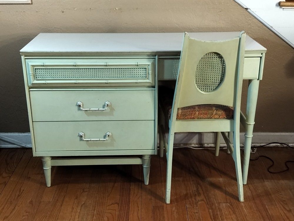 Rare Vintage Mid Century 1960, 4 Drawer Bassett Desk and Matching Desk Chair in the original Green Moss Finish.