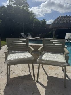 LIKE NEW SET OF OUTDOOR CHAIRS