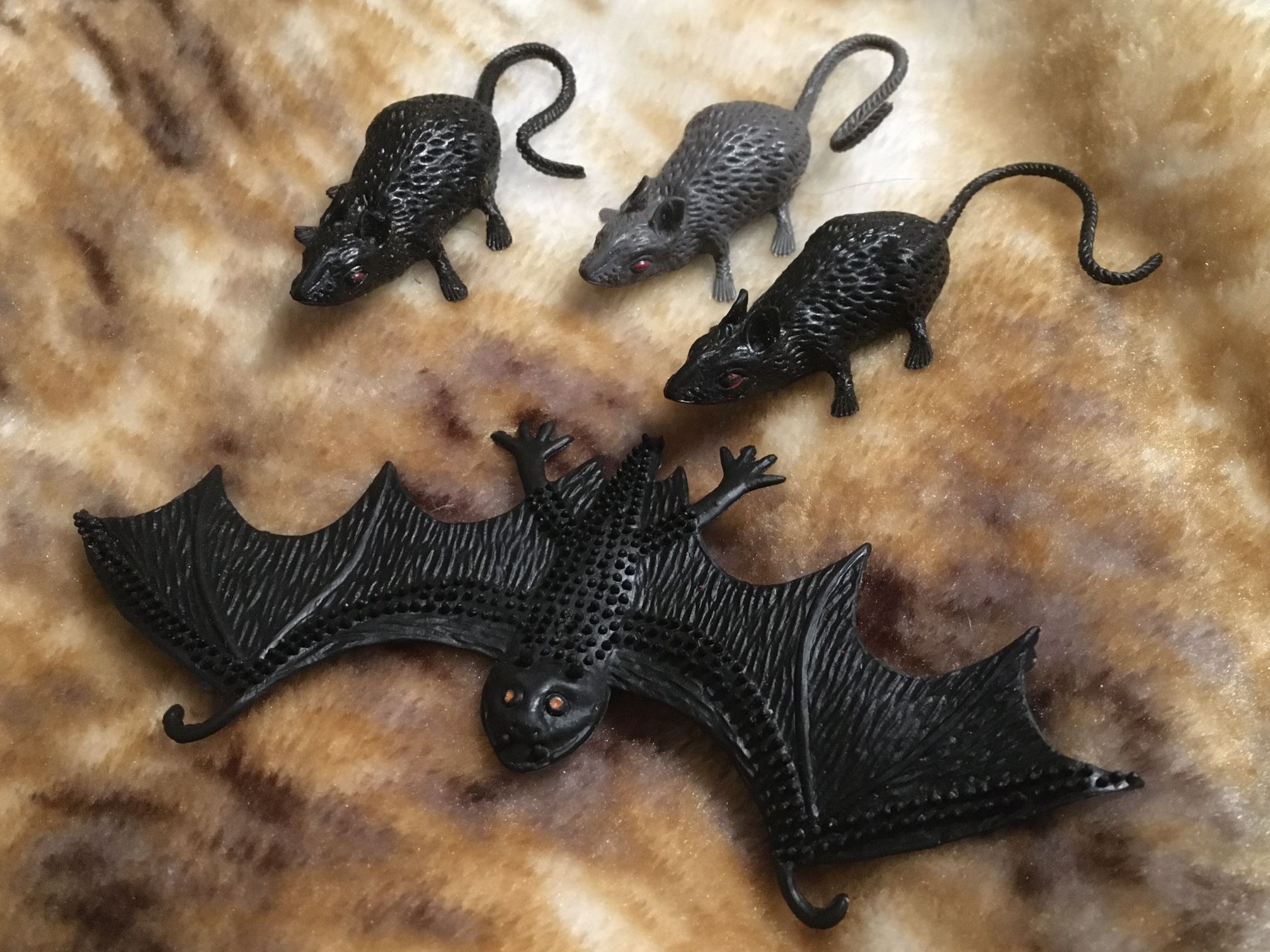 Mini Halloween rubber rats and bat decorations