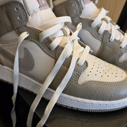 Air Jordan 1 Mid BG
Light Brown & Khaki Size 6.5Y