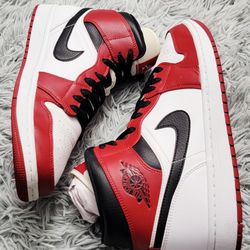 Size 11 Nike Air Jordan 1 Mid Retro Chicago 554724-173.
