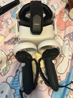Quest 2 vrheadset with comfort adjustment and controller grips