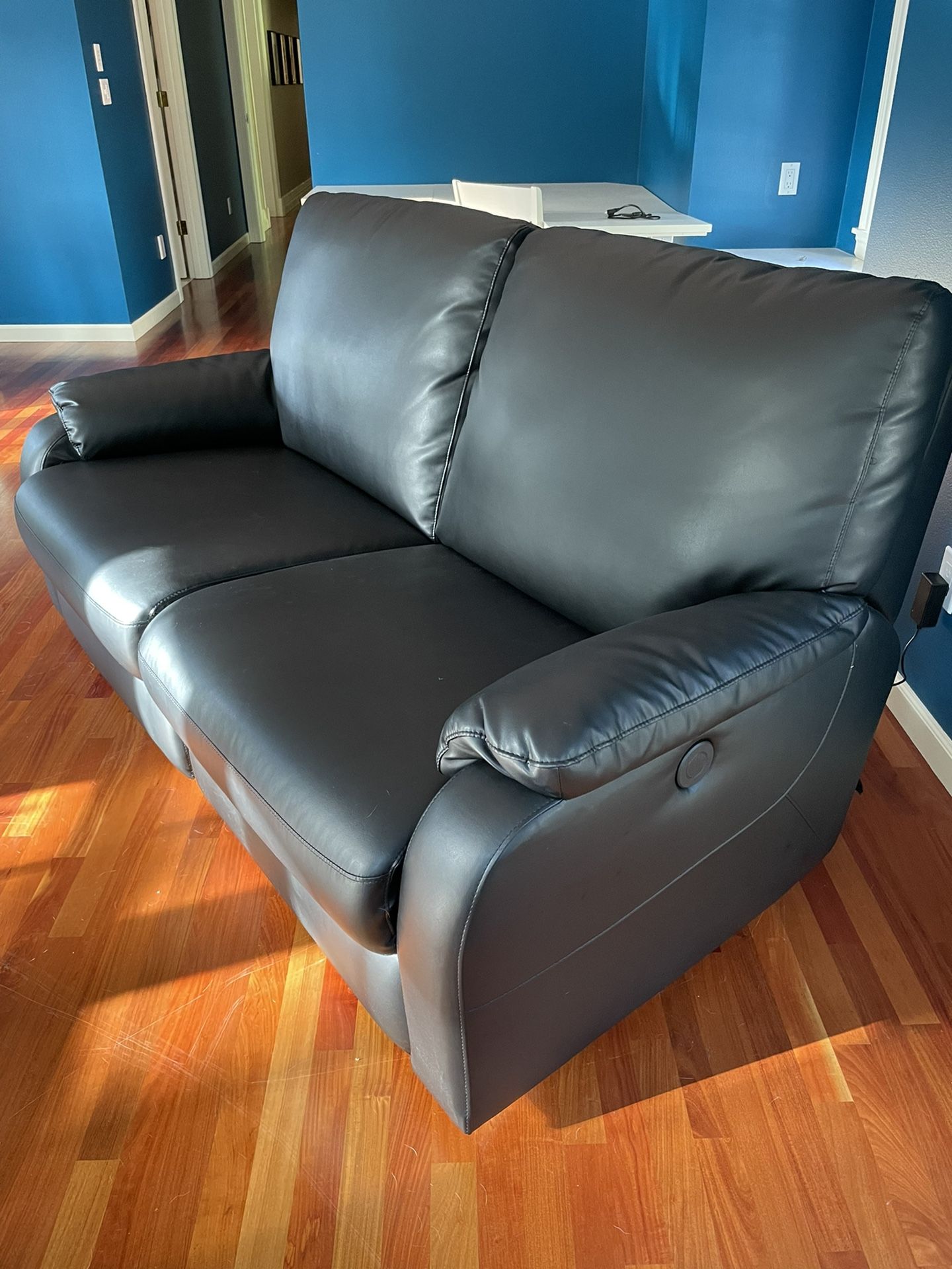 Black Leather Reclinable Loveseat