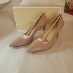 Michael course pumps Size 9 and a 1/2