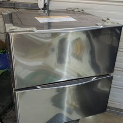 Laundry Pedestals (two) LG 27 Inch. 