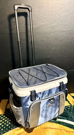 Igloo MaxCold Cool Fusion 28qt Rolling Cooler. 