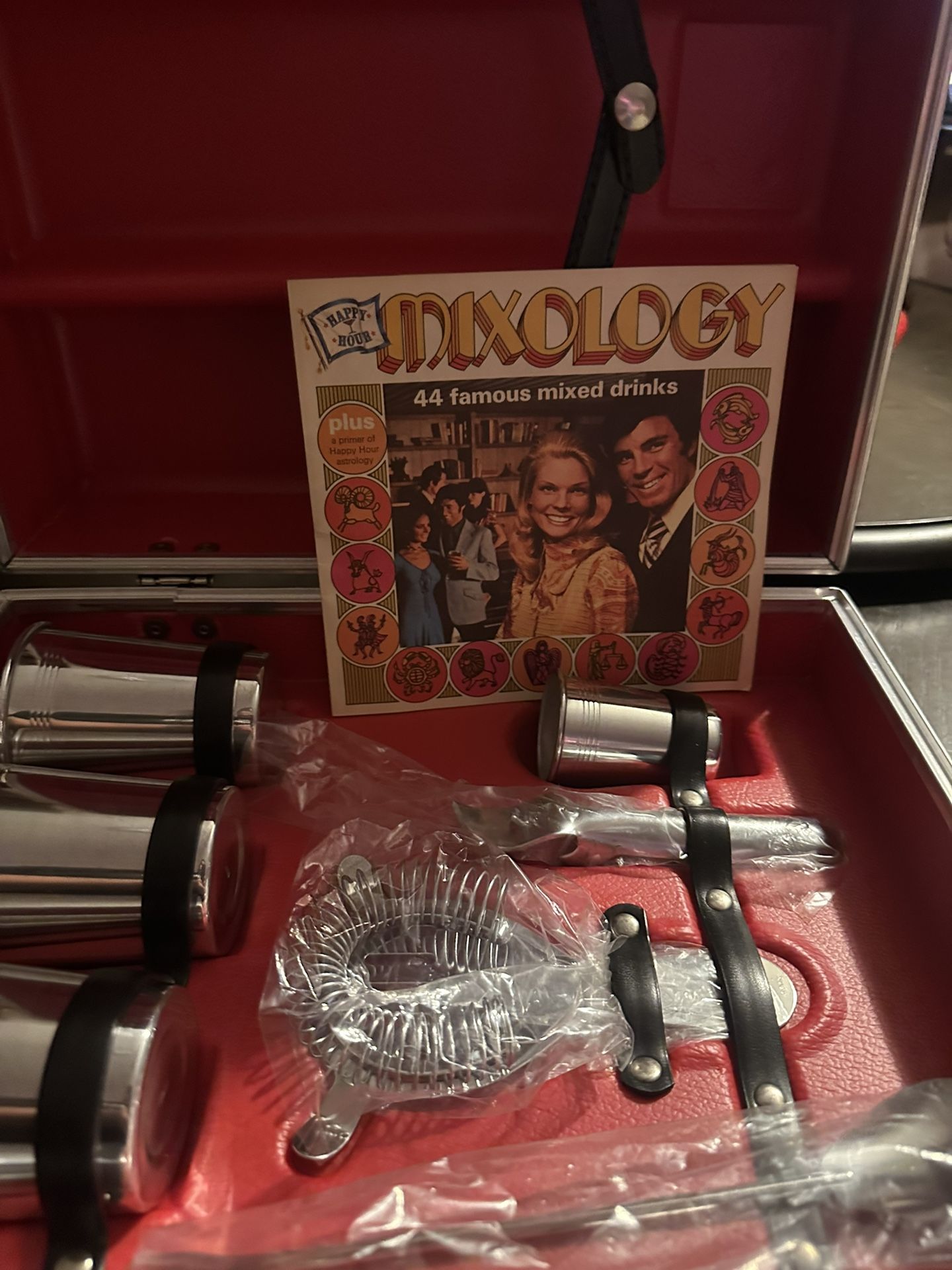 VINTAGE IMPERIAL LUGGAGE CO BAR TENDERS KIT NEW WITH KEYS & BOX
