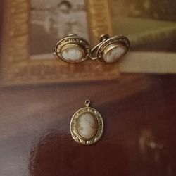 VINTAGE CAMEO NECKLESS CHARM& EARRINGS ( SCREW ON) 