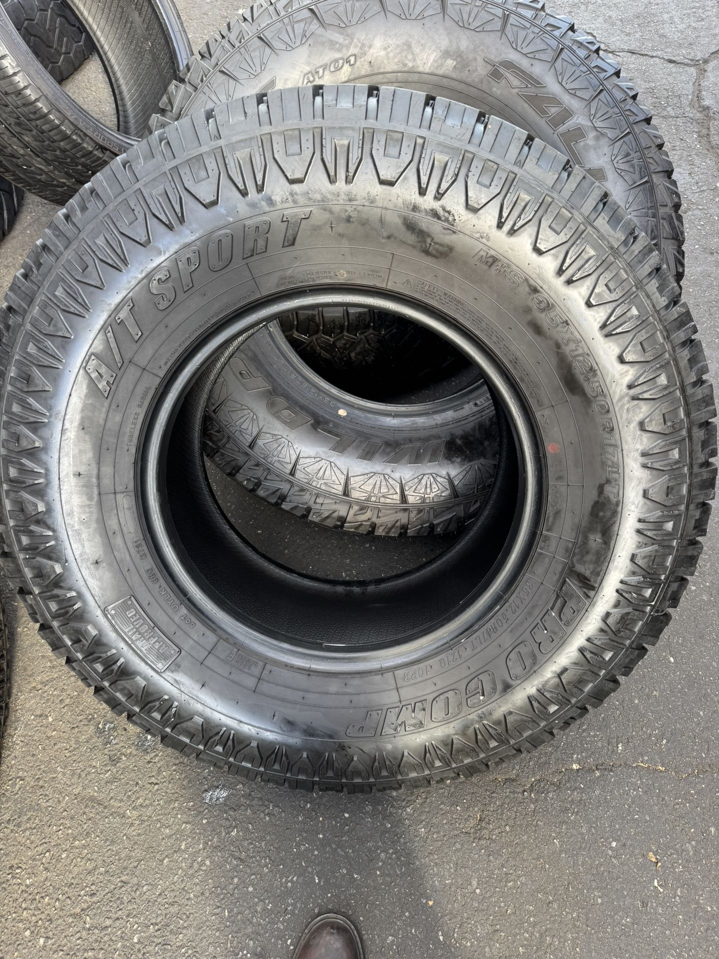 Tengo 4 Llantas 35x12.50r17 Buenas Condiciones 2 Procomp 1 Falken 1 Nitto $220 Las 4 Llantas Montadas Y Balanceadas 