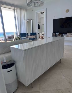 Modern White Textured Credenza/Bar/Cabinet – Like New