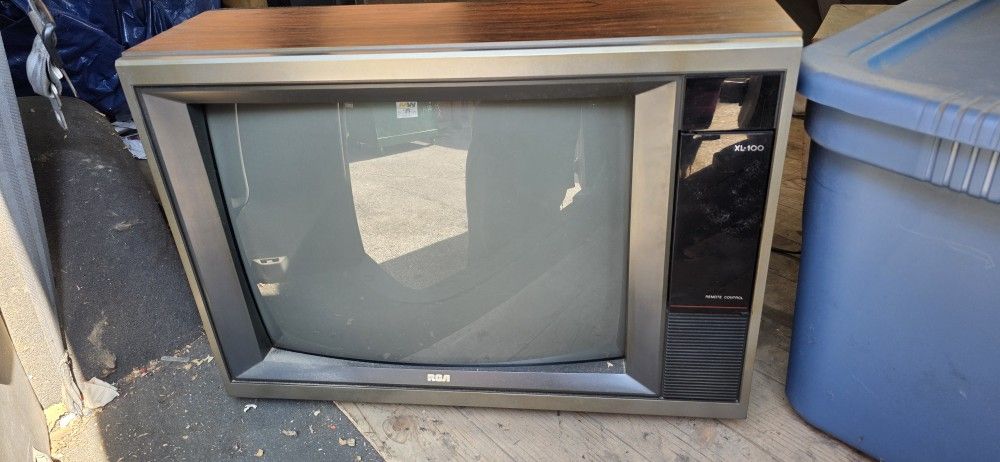 VINTAGE RCA 16" TELEVISION