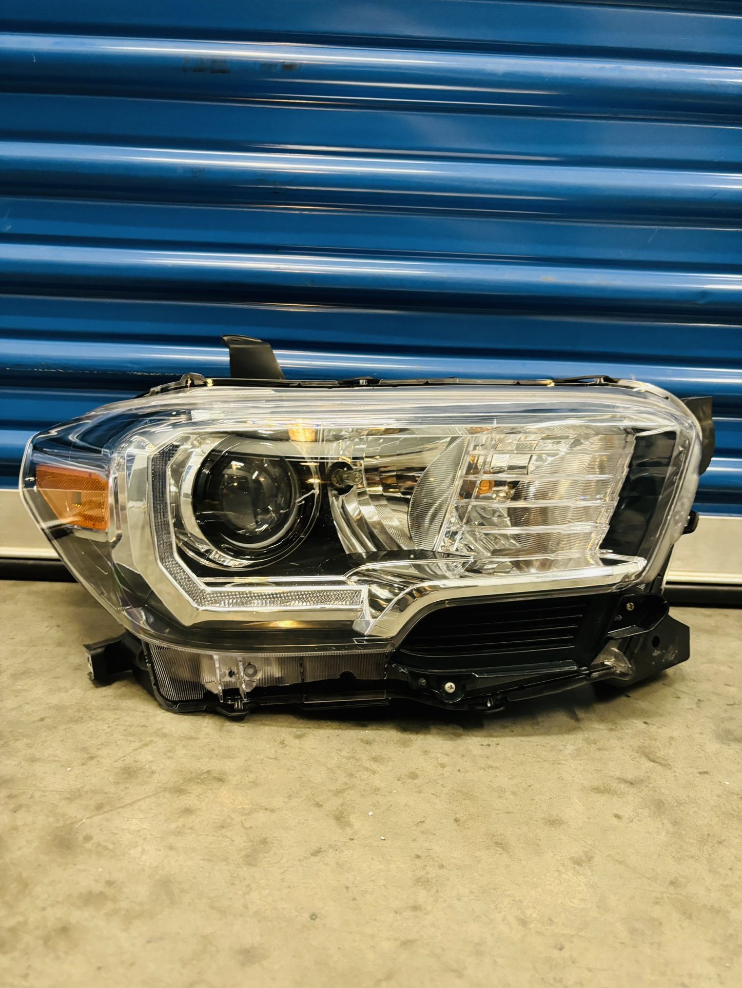 2016,2017,2018,2019,2020,2021,2022,2023 Toyota Tacoma Headlight/Foco Luz Rh Passenger Oem  Clean