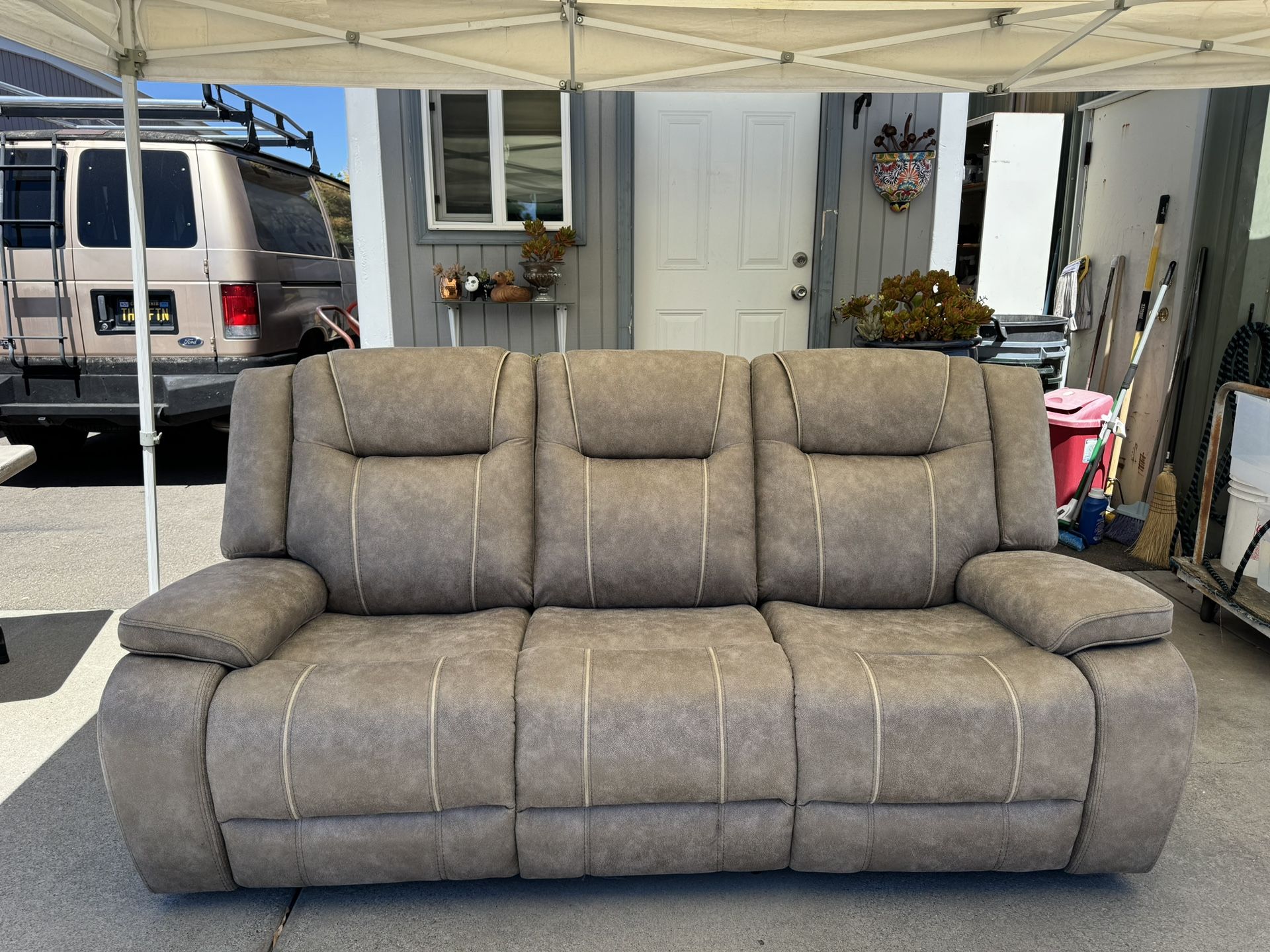 Brana 88.2'' Pillow Top Arm Double Reclining Sofa (Floor Display).