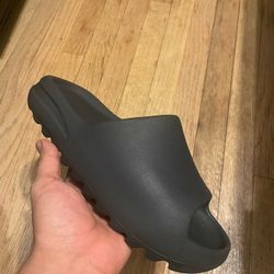 yeezy slide onyx size 9
