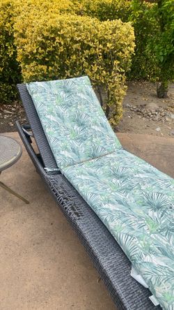 FREE pool lounge chairs and cushions