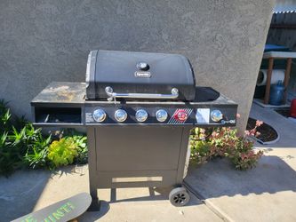 Nice BBQ With Propane Tank 