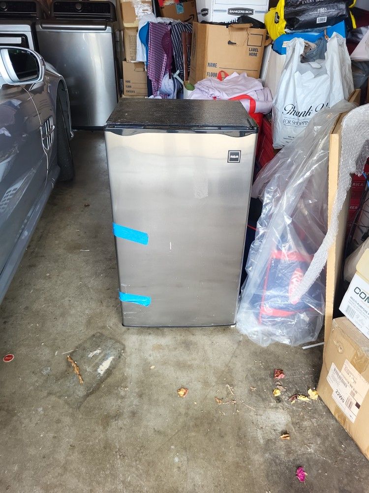 RCA Mini fridge