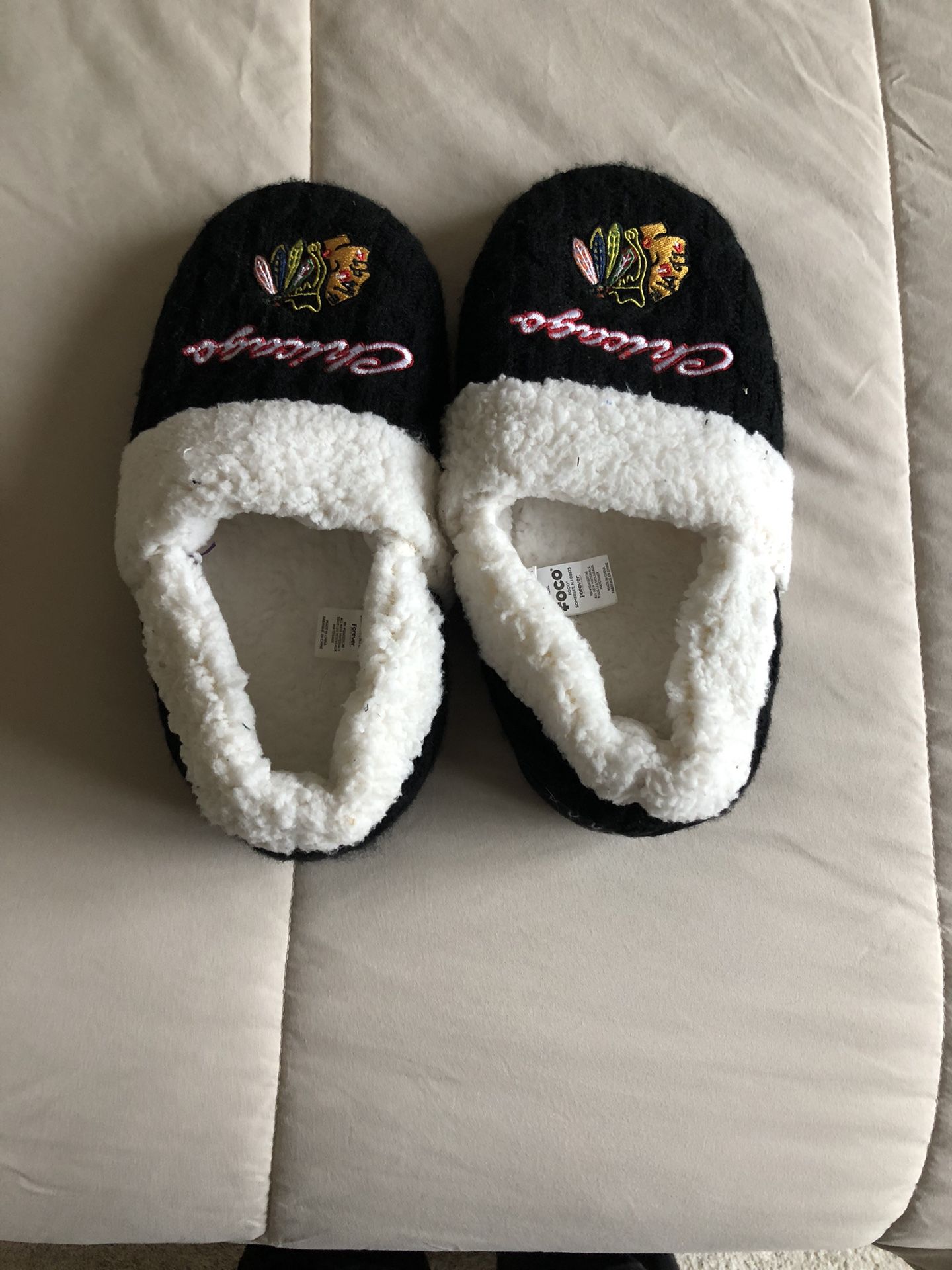Chicago Blackhawks Slippers. L