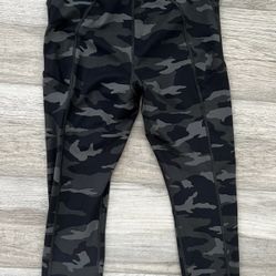 Athleta Ultimate 7/8 Tight leggings in a gray camo pattern, size small