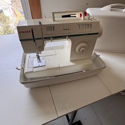 Singer sewing  machine with carrying case