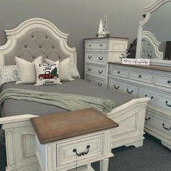 Realyn Chipped Bedroom Set 
