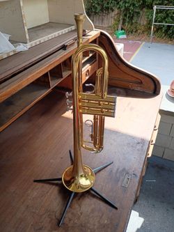 Yamaha YTR-2330 Student Bb Trumpet - Gold Lacquer plus trumpet stand and mute (originally $1300)