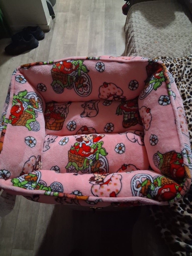 STRAWBERRY SHORTCAKE DOGGY BED